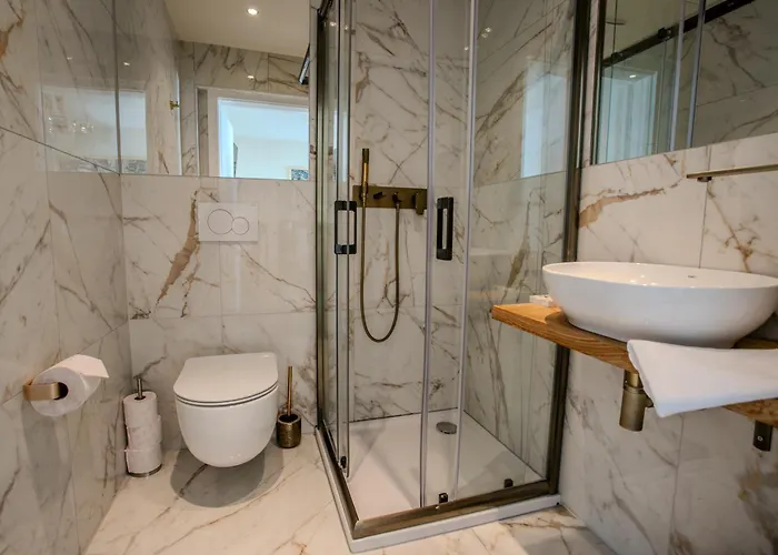 Boutique Parklane - Newly Renovated מלון