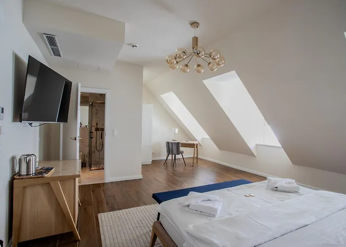 Boutique Parklane - Newly Renovated מלון